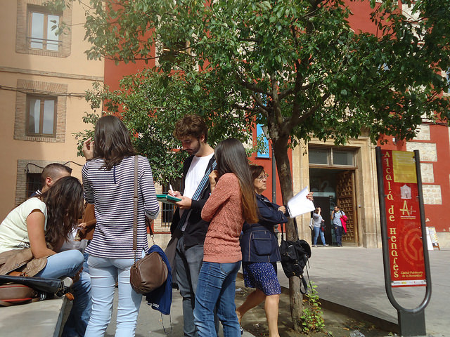 Estudiantes a la entrada de la Facultad de Económicas, Empresariales y Turismo de la Universidad de Alcalá