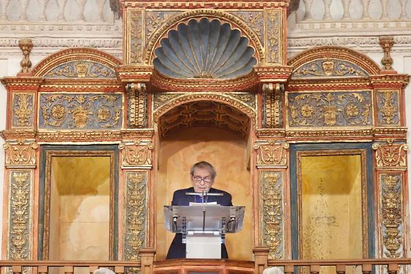 Rafael Cadenas leyendo su discurso en la ceremonia de entrega del Premio Cervantes 2022 