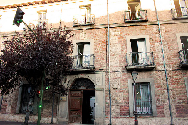 Entrada al Colegio León Escuela de Posgrado de la UAH